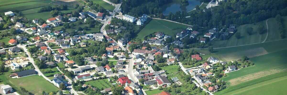 Flugwegposition um 09:58:32: Aufgenommen in der Nähe von Gemeinde Hernstein, 2560, Österreich in 1093 Meter